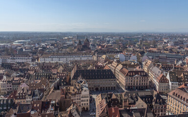 Fototapeta na wymiar Vue panoramique sur le centre historique depuis le toit de la cathédrale de Strasbourg en Alsace dans l'est de la France
