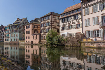 Fototapeta na wymiar Maisons à colombages près d'un canal dans le centre historique de Strasbourg en Alsace dans l'est de la France