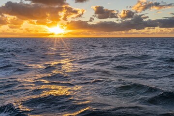 traumhaftes Sonnenuntergang Panorama auf dem offenen weiten Meer