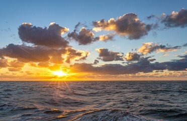 traumhaftes Sonnenuntergang Panorama auf dem offenen weiten Meer