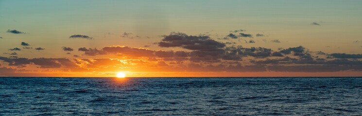 traumhaftes Sonnenuntergang Panorama auf dem offenen weiten Meer