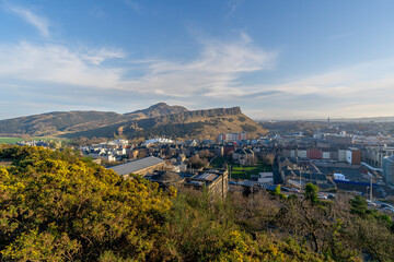 Vue sur la montagne appel&eacute;e le si&egrave;ge d'Arthur ainsi que la ville d'&Eacute;dimbourg, capitale de l'&Eacute;cosse