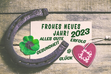 Frohes Neues Jahr 2023 Dekoration mit Hufeisen Kleeblatt und Herz Wünsche Alles Gute Glück...