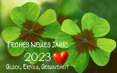 Frohes Neues Jahr 2023 Klee Kleeblatt Glücksklee mit Herz und Text 