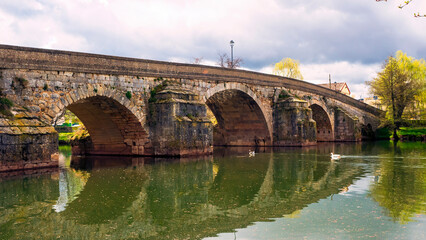 Río Arlanza pasando por el puente romano de Puentedura en Castilla y Leon