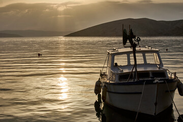 Fototapeta na wymiar Sommer am Meer in Kroatien. Ein Fischerboot