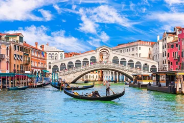 Papier Peint photo Pont du Rialto Gandolas dans la lagune de Venise, belle attraction touristique, Italie
