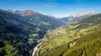 In the middle of the valleys Pitzal and Kaunertal extends nature park Kaunergrat. From the observation platform Gacher Blick you have a gorgeous view. You can reach it from the Inntal Valley.