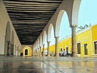 Corredor colonial con arcos en la ciudad amarilla de Izamal  en Yucatan Mexico