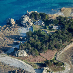 vue aérienne d'une maison sur la côte bretonne à Penvénan en France