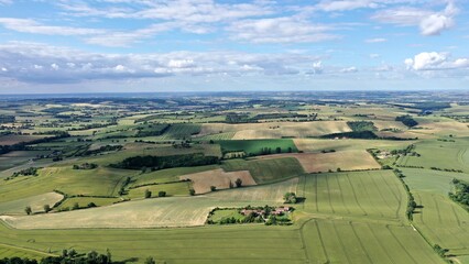 moulin en vent surplombant la campagne française