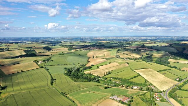 moulin en vent surplombant la campagne fran&ccedil;aise