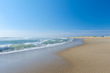 茨城県神栖市　日川浜海水浴場と風力発電の風車の風景