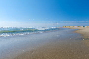 茨城県神栖市　日川浜海水浴場と風力発電の風車の風景