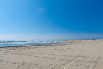 茨城県神栖市　日川浜海水浴場と風力発電の風車の風景