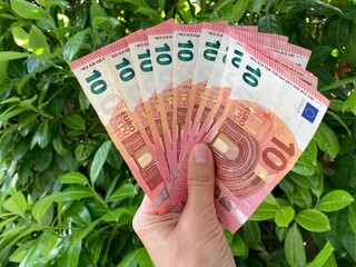 Euro Geldscheine in der Hand vor Hintergrund Natur