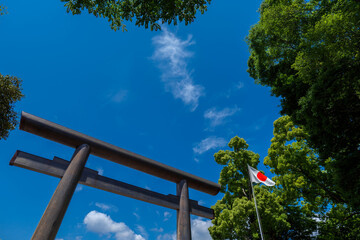 鹿島神宮の鳥居と日本国旗　5月