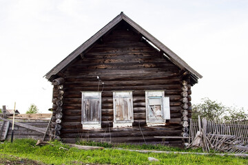 Fototapeta na wymiar Old ruined wooden house