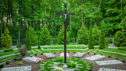 cmentarz krzyż las park łabunie zespół pałacowo parkowy Szeptyckich - obrazy, fototapety, plakaty
