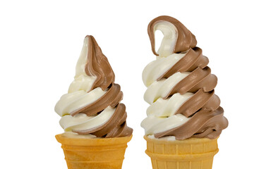 Kręcone lody śmietankowo czekoladowe w wafelku na białym tle