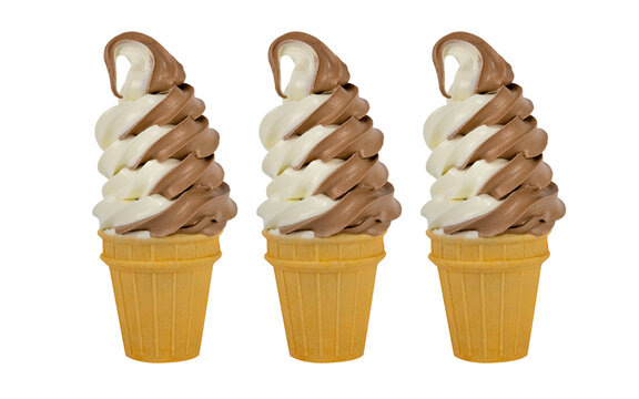 Kręcone lody śmietankowo czekoladowe w wafelku na białym tle