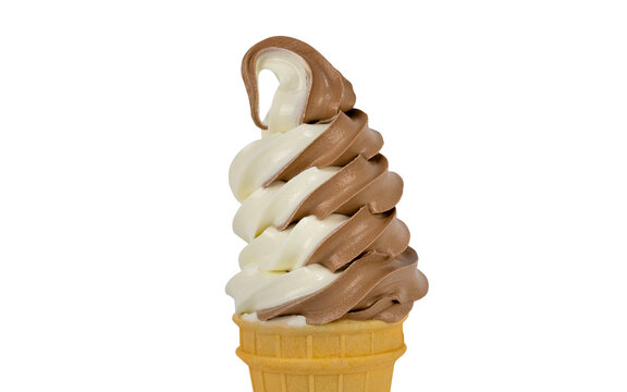 Kręcone lody śmietankowo czekoladowe w wafelku na białym tle