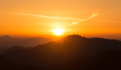 Fototapeta na wymiar Sunrise in the autumn mountains on a beautiful sunny day.