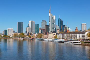 Fototapeta na wymiar Frankfurt am Main, Ansicht von der Alten Brücke, 18.04.2022.