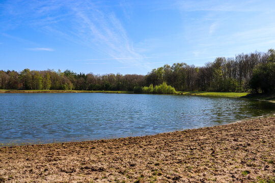 piaszczysta plaża nad jeziorem