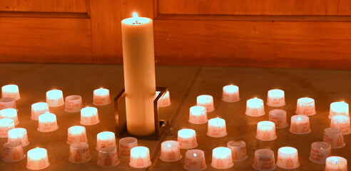 Leuchtende Kerzen in der Dresdener Frauenkirche