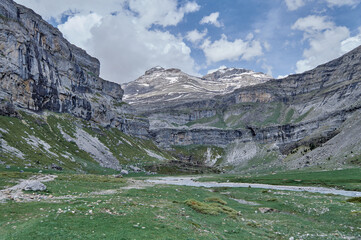 Circo de Soaso de origen glaciar en pleno Parque Nacional de Ordesa y Monte Perdido en el Pirineo Oscense en la comarca del Sobrarbe, España.