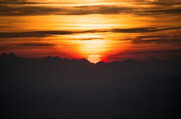Obraz premium Sun silhouette at sunset in the mountains