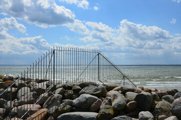 Metallzaun - Metallgitter auf Mole am Hafen - Ostsee - Absperrung