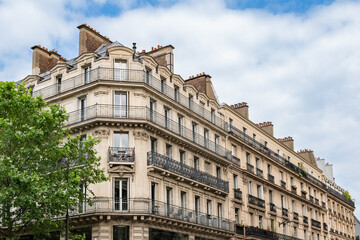 Fototapeta na wymiar Paris, beautiful building avenue de l’Opera, in a luxury area in the center 