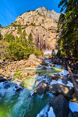 Naklejka premium Cliffs frame this stunning frosty river of turquoise water at Yosemite
