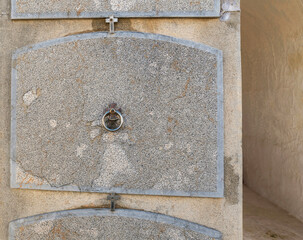 Verschlussplatte für ein Grab in einer Wand
auf einem Friedhof in Spaniens Insel Mallorca