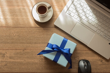 Escritorio de madera con computadora, café y regalo del día del padre