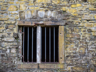 altes vergittertes Fenster an einer Ruine