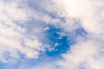Obraz premium Beautiful white clouds on a bright blue background.