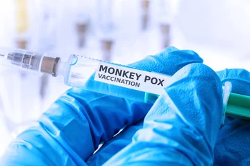 Wandcirkels plexiglas een vaccinatieconcept tegen apenpokken © Tobias Arhelger