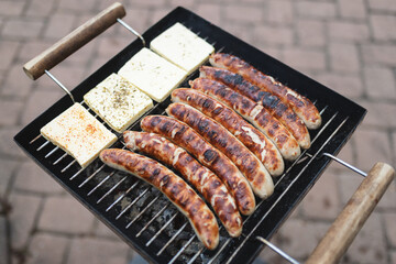 Thüringer Rostbratwurst und Grillkäse auf dem Rost