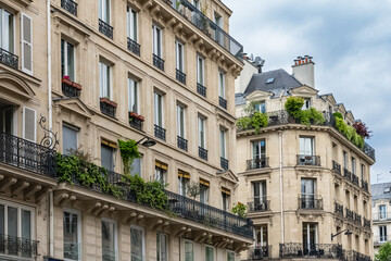 Fototapeta na wymiar Paris, beautiful building avenue de l’Opera, in a luxury area in the center 