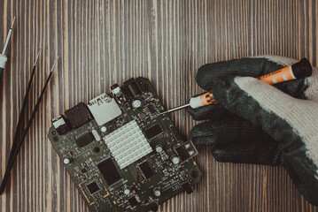 The master repairs the electrical circuit, board, computer part.