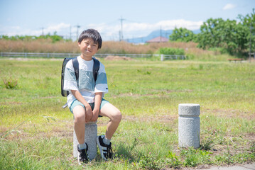 学校帰りに公園に寄る日本人の小学生の男の子
