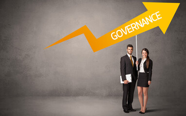 Obraz premium Young business person in casual holding road sign