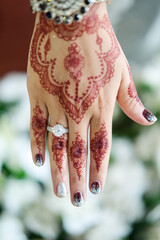 the hands of the bride using henna