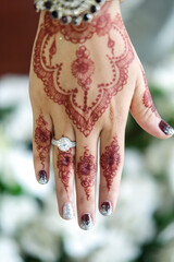Obraz premium the hands of the bride using henna