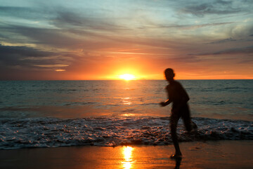 Fototapeta premium silhouette of a person on the beach