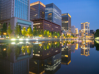 皇居の内堀に映る丸の内の夜景	
