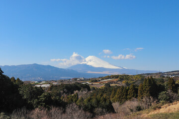 箱根山麓から見た富士山（静岡県三島市・函南町）